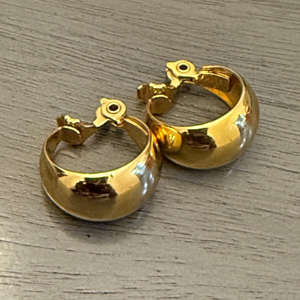 💥LAST CHANCE💥 Vintage Monet Gold Tone Chunky Dome Clip On Signed 80s Classic